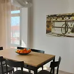 Civico40 Luminoso appartamento con balconi e garage privato
